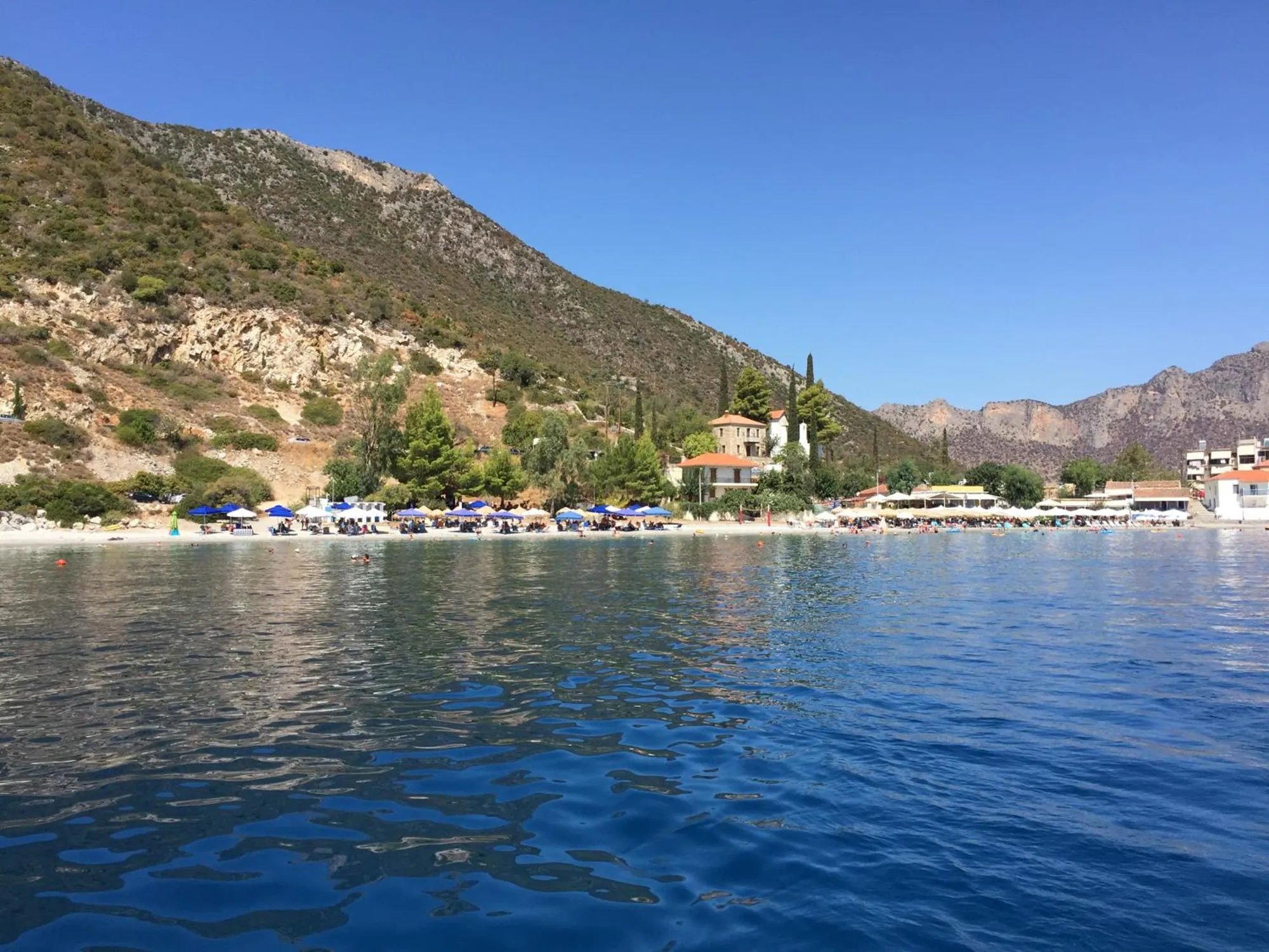 Η Πλάκα από τη θάλασσα, κάτω από το βουνό