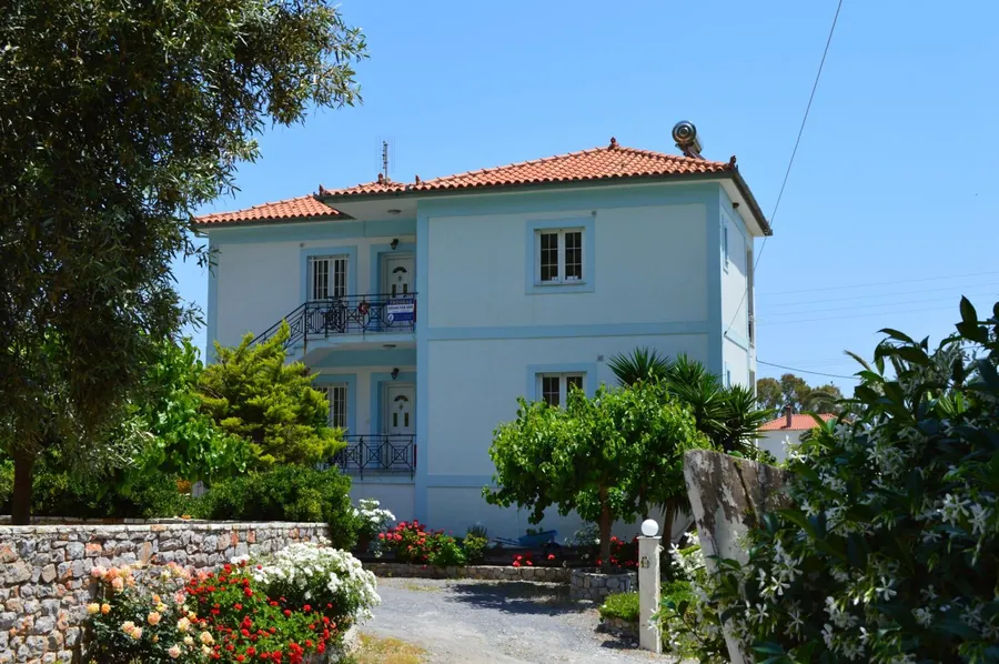 Το σπίτι με τις σκάλες και τον κήπο